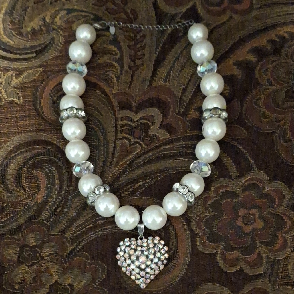 Elegant Pearl and Silver Heart Necklace